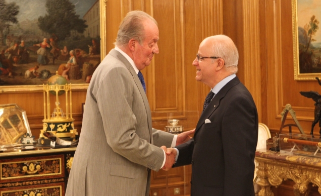 Audiencia al Sr. Mourad Medelci, Ministro de Asuntos Exteriores de la República Argelina. Don Juan Carlos recibe el saludo del ministro de Asuntos Ext